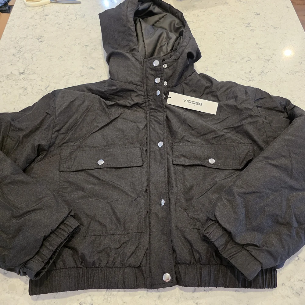 Vigoss Cropped Puffer Hooded Jacket Black Size Large NWT!